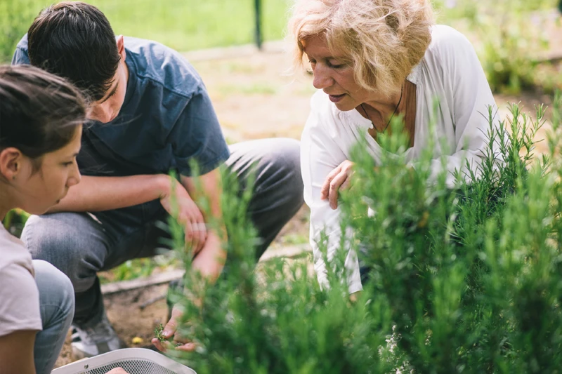 Zwei jugendliche und eine frau sind drau&szlig;en