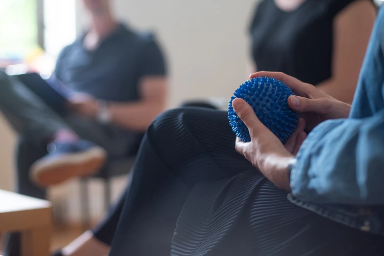 Nahaufnahme von einem blauen stress und entspannungs ball