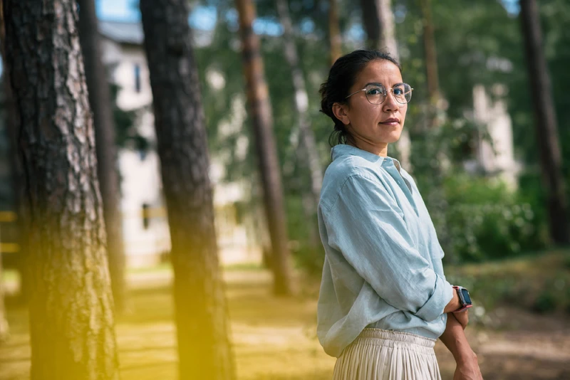 Frau steht drau&szlig;en im Wald